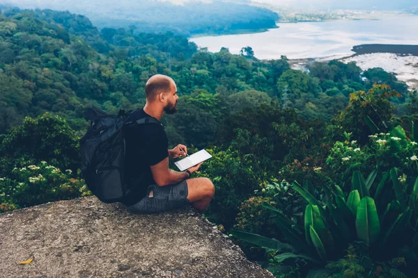 Männlicher Touristenmaler Mit Reiserucksack Der Die Natürliche Umgebung Asiens Bewundert — Stockfoto