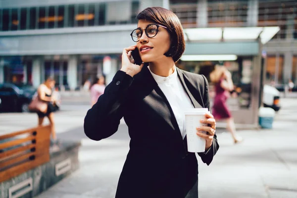 Vertrouwen Zakenvrouw Trendy Brillen Met Mobiele Gesprek Reputatie Straat Met — Stockfoto