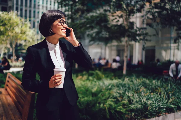 Positieve Jonge Vrouw Econoom Stijlvolle Brillen Zwarte Suite Communiceren Mobiel — Stockfoto