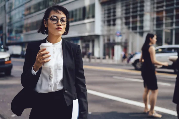 Fiduciosa Donna Affari Abbigliamento Formale Che Affretta Camminare Verso Ufficio — Foto Stock