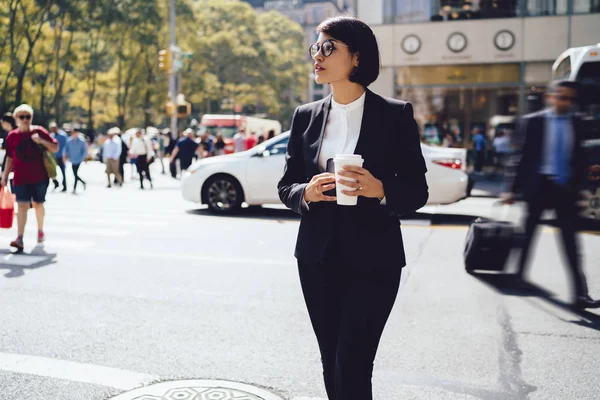 Negociante Sério Elegante Desgaste Formal Passeando Rua Com Café Para — Fotografia de Stock