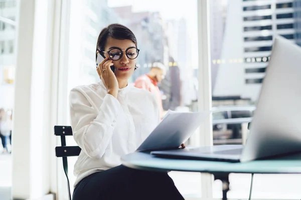 Serieuze Zakenvrouw Elegante Kleding Praten Telefoon Doen Remote Job Cafe — Stockfoto