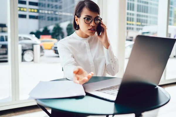 Bezorgd Geconcentreerde Vrouwelijke Geschokt Met Softwarefout Tijdens Werkzaamheden Laptop Bellen — Stockfoto