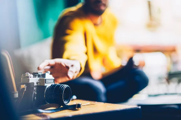 Bijgesneden Afbeelding Van Wazig Mannelijke Fotograaf Gekleed Gele Trui Hand — Stockfoto