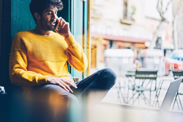 Ung Mannlig Entreprenør Som Snakker Med Kollega Smarttelefon Nyter Fritid – stockfoto