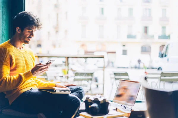 Nachdenklicher Bärtiger Mann Lässigem Outfit Der Mails Checkt Und Benachrichtigungen — Stockfoto