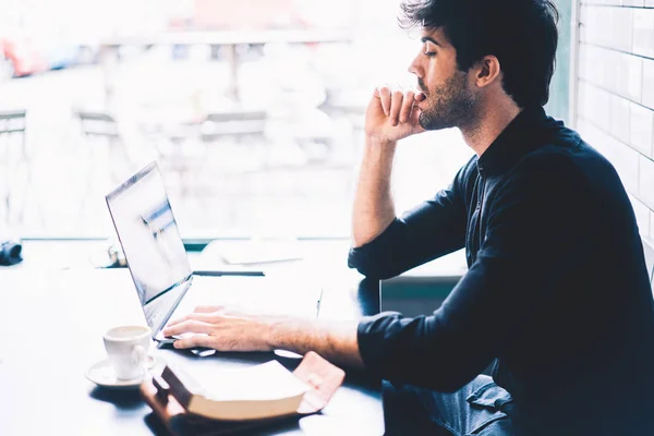 Zamyšlený Mužské Grafik Sledování Webináře Moderní Notebook Zařízení Posezení Kavárně — Stock fotografie