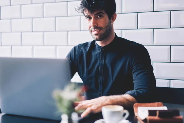 Retrato Exitoso Hombre Negocios Vestido Con Una Elegante Camisa Negra — Foto de Stock