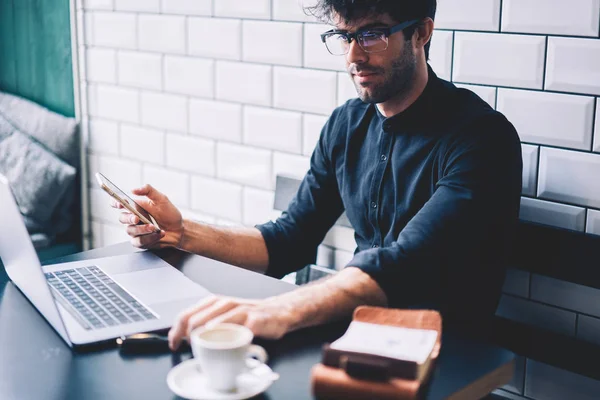 Geschoolde Mannelijke Eigenaar Van Coffeeshop Financiële Rekening Netbook Apparaat Controleren — Stockfoto