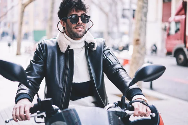 英俊时尚的年轻男子在凉爽的黑色太阳镜驾驶摩托车享受城市街道 时尚眼镜骑摩托车在城市设置经验丰富的车手 — 图库照片