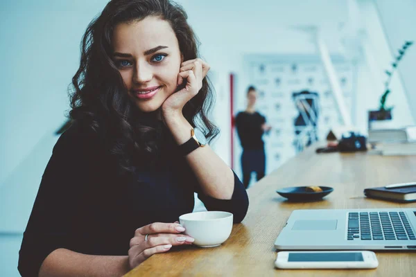 Kameraya Bakarak Rekreasyon Alanı Coworking Zaman Tadını Çıkarırken Gülümseyen Mavi — Stok fotoğraf