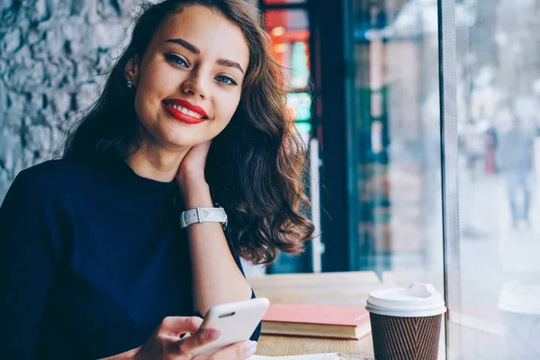 Primer Plano Retrato Atractiva Chica Hipster Sonriente Con Pelo Morena — Foto de Stock