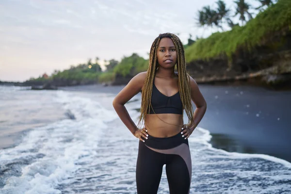 Portrét Motivované Mladé Ženy Tmavou Pletí Cool Dredy Stojí Pobřeží — Stock fotografie
