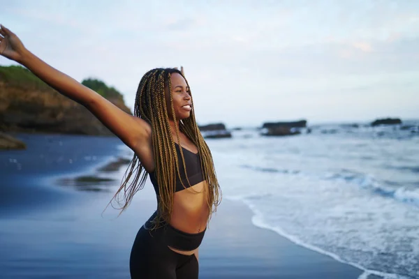 Afro Positiva Amerikanska Ung Kvinna Träningsoverall Stretching Händer Upp Morgonen — Stockfoto