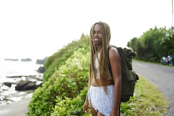 Portrét Krásné Afro Americký Ženský Turista Cool Dredy Cestování Stylový — Stock fotografie