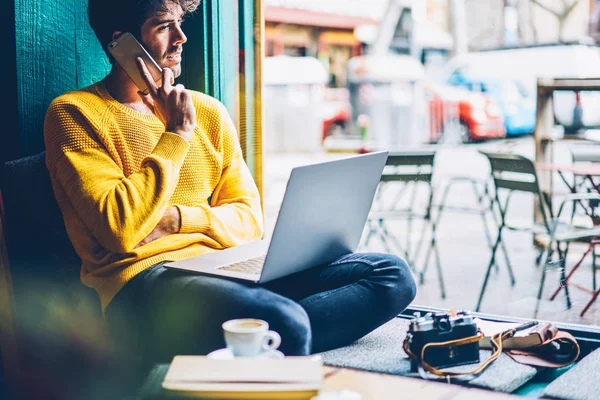 Casual Vestido Jovem Falando Dispositivo Smartphone Enquanto Trabalhava Novo Gráfico — Fotografia de Stock