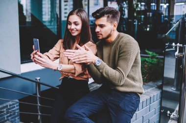 Fotoğraf makinesinde ücretsiz birlikte açık havada, vaktinizi smartphone mutlu çift aşık selfie sosyal ağlar sonları tarihte eğleniyor paylaşımı için poz fotoğraf çekimi gülümseyen arkadaşlarım