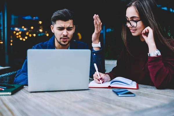 Zły Młody Mężczyzna Student Zły Podczas Wyszukiwania Informacji Dla Projektu — Zdjęcie stockowe