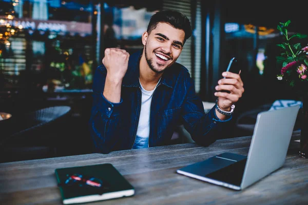 Chico Hipster Alegre Mirando Cámara Emocionado Con Conseguir Buenas Noticias —  Fotos de Stock