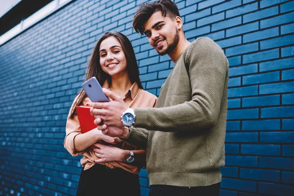 Fröhliche Beste Freunde Trendigen Outfit Die Beim Herunterladen Von Dateien — Stockfoto