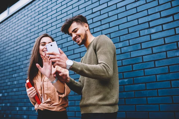 Veselá Nejlepší Přátelé Zobrazení Legrační Fotografie Sociálních Sítích Prostřednictvím Smartphone — Stock fotografie