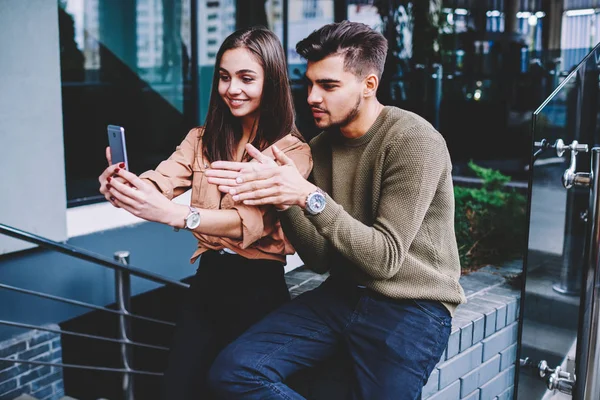 Nejlepší Přátelé Uživatele Vyfotit Smartphone Fotoaparát Užívat Volného Času Spolu — Stock fotografie