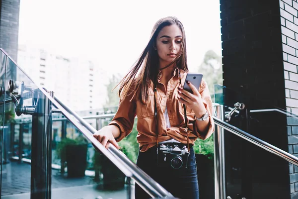 Tankeväckande Hipster Flicka Kontrollera Anmälan Smartphone Medan Promenader Utomhus Med — Stockfoto