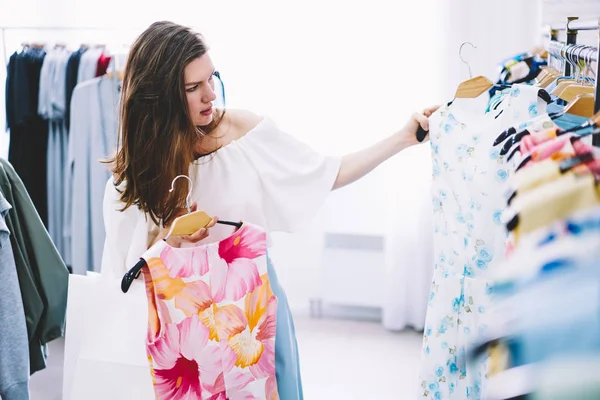 Привлекательный Модный Одетый Клиент Женщина Покупает Одежду Botique Использованием Концепции — стоковое фото