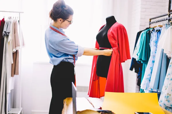 Dressmaker Profesional Que Mide Maniquí Negro Para Crear Equipo Nuevo —  Fotos de Stock