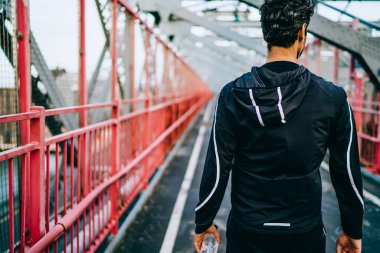 Arkadan görünüşü sporcu sahte kopya alan açık havada kentsel ortamda ayakta etiket spor giyim için rüzgarlık ceket giymiş. Aktif giyim markası genç atletik adam arka görünümü