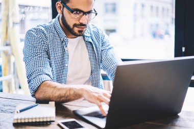 Dizüstü bilgisayarda office, yetenekli erkek coworking içinde vakit proje oluşturma geliştirici kafede uzak iş yazılım güncelleme netbook yazarak çalışma profesyonel grafik tasarımcı