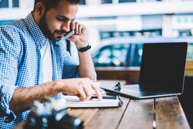 Çalışma alanı, cep telefonu online iş vasıl okul sırası oturan hakkında konuşmayı erkek serbest meslek coworking işlem sırasında banka hesap iletişim hizmeti operatör kontrol düşünceli adam