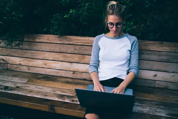 Giovane Donna Che Utilizza Computer Portatile Navigare Nella Pagina Web — Foto Stock