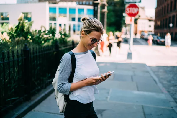 Mosolyogva Csípő Lány Használ Smartphone Keres Kávézók Utcai Pozitív Női — Stock Fotó