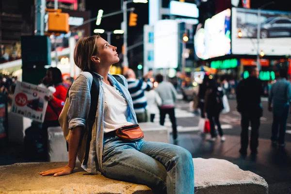 Jonge Vrouwelijke Reiziger Gefascineerd Door Time Square Licht Zittend Drukke — Stockfoto