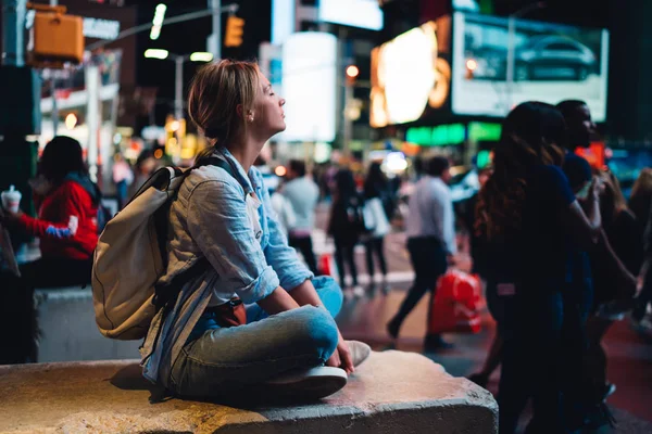 Hipster Chica Sentada Times Square Con Teléfono Inteligente Enviar Fotos —  Fotos de Stock
