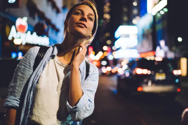 忙しいタイムズスクエアの上タクシーに立って探して若い女性観光客点灯道路のハード トラフィックとダウンタウン ニューヨークでタクシーを待っている夜 カジュアルな服装の内気な少女でライト — ストック写真