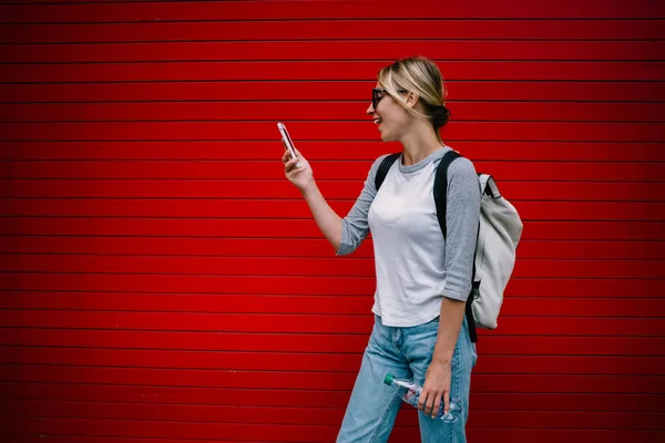Удивительная Молодая Женщина Читает Новости Скидках Сайте Используя Смартфон Ярком — стоковое фото