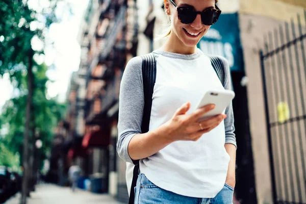 Imagen Recortada Chica Hipster Alegre Satisfecho Con Buen Internet Caminando — Foto de Stock