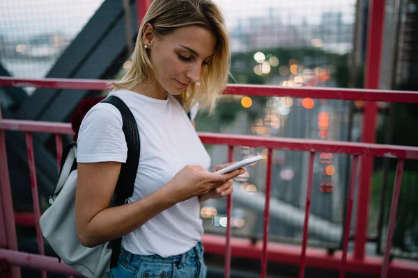 Νεαρά Γυναικείο Ταξιδιώτη Σακίδιο Πραγματοποίηση Κράτησης Online Χρησιμοποιώντας Smartphone Ενώ — Φωτογραφία Αρχείου