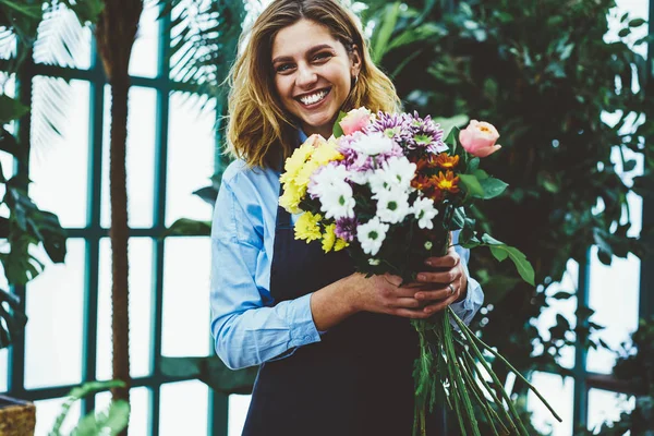 Retrato Metade Comprimento Mulher Alegre Proprietário Loja Varejo Segurando Flores — Fotografia de Stock