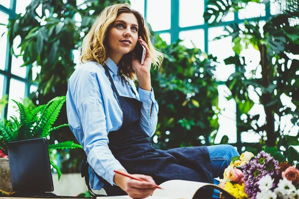 Professional Female Botanist Consulting Clients Mobile Phone Conversation Sitting Desktop — Stock Photo, Image