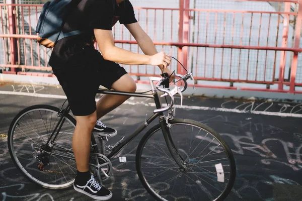 Uomo Sportivo Cuffie Moderne Ascoltare Musica Elettronica Liberarsi Bicicletta Maschio — Foto Stock