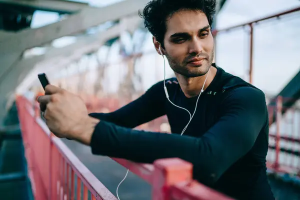 Guapo Joven Atleta Vestido Con Ropa Negra Activa Mirando Hacia — Foto de Stock