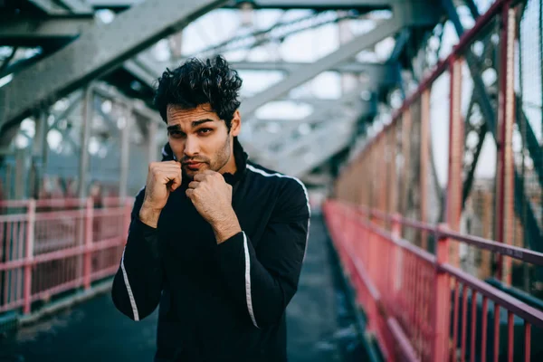 Retrato Hombre Forma Barbuda Dedica Boxeo Aire Libre Entorno Urbano — Foto de Stock