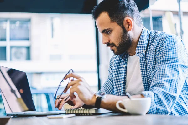 Diseñador Gráfico Masculino Concentrado Que Utiliza Aplicación Para Trabajo Ordenador —  Fotos de Stock