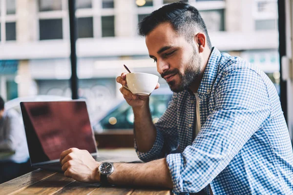 Joven Barbudo Freelancer Masculino Disfrutando Tiempo Libre Descanso Con Café — Foto de Stock