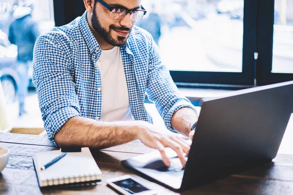 Bilgi Ağları Üzerinden Arama Netbook Klavye Olumlu Hipster Adam Kafede — Stok fotoğraf