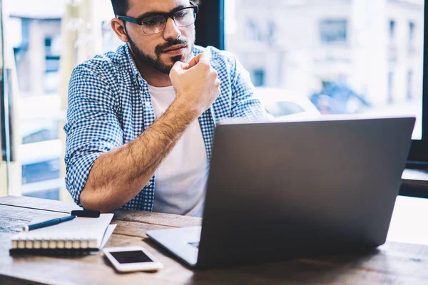 Συμπυκνωμένο Hipster Τύπος Βλέποντας Tutorial Για Φορητό Υπολογιστή Μελετώντας Στις — Φωτογραφία Αρχείου