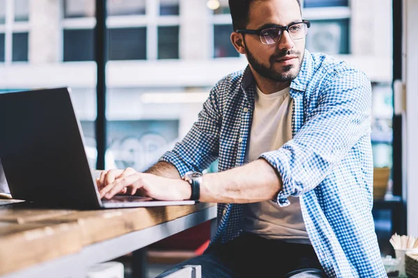 Fundersam Manliga Freelancer Koncentrerade Idén Till Projektet Keyboarding Bärbar Dator — Stockfoto